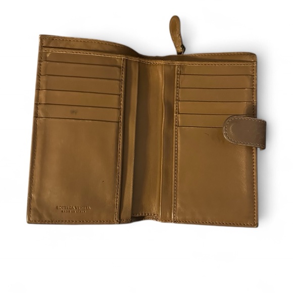 Authentic BOTTEGA VENETA Leather Passport Holder Bifold wallet in intrecciato - Picture 6 of 8